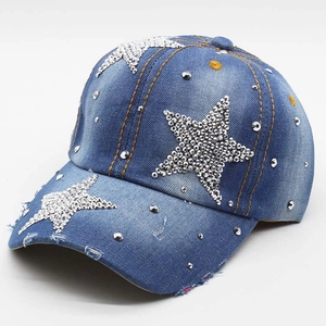 Donkerblauwe denim honkbalpet met strass sterrenpatroon en distressed randdetail