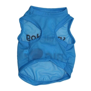 Détail du gilet bleu clair pour animaux en maille respirante avec imprimé lettres noires