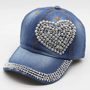 Dames denim honkbalpet met strass hart en parel details op blauwe stof