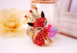 Détail d'un porte-clés renard doré orné de strass rouges et d'une couronne sertie