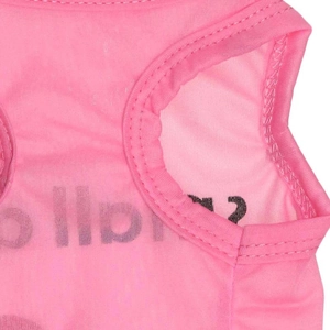Gros plan d'un gilet rose pour animaux montrant les coutures et le tissu en maille respirant