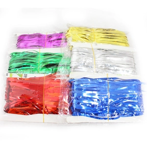 Dettaglio di tende a frange metalliche colorate in confezioni di vendita singole