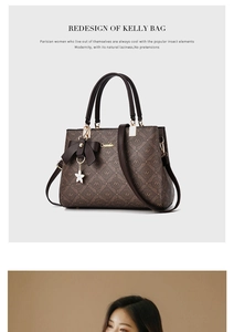 Détail d'un sac à main marron de style Kelly avec logo imprimé et nœud charmant