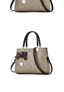 Détails du sac à main avec motif monogramme, poignées marron et nœud floral chic