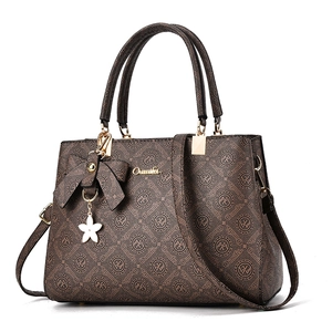 Sac à main marron classique avec imprimé monogramme, nœud décoratif et bandoulière