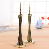 Dettaglio di due modelli in metallo della Canton Tower in bronzo con basi esagonali