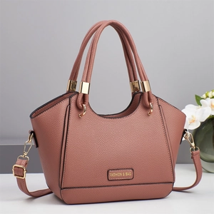 Elegante borsa a mano trapezoidale in ecopelle malva con dettagli dorati e manici