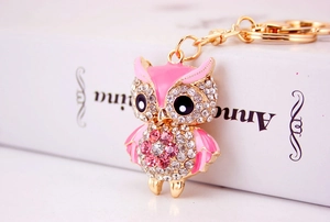 Vue détaillée du porte-clés hibou rose avec dorure et strass brillants étincelants