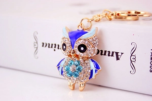 Détails du porte-clés hibou avec émail bleu et incrustations de strass scintillants