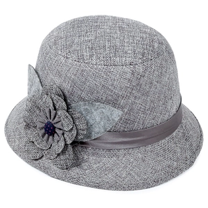 Eleganter grauer Sonnenhut aus Leinen für Damen mit großer Blume und dekorativem Band