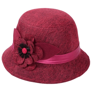 Damen Sonnenhut in Burgund aus Leinenimitat mit eleganter seitlicher Stoffblume im Detail