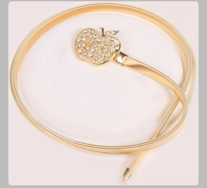 Détail de la ceinture dorée élastique à ressort avec boucle sertie de strass brillants