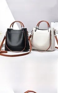 Vue détaillée du sac cabas en cuir PU à motif litchi avec poignées et bandoulière