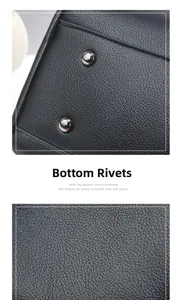 Détail de la texture cuir litchi et rivets de protection sur le fond du sac à main