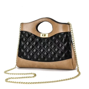 Sac à bandoulière en cuir matelassé avec surpiqûres et chaîne dorée