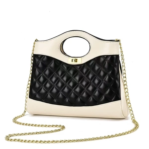 Sac bandoulière matelassé chic en cuir noir et blanc avec bandoulière dorée