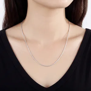 Collana a catena serpente argentata minimalista con una delicata trama metallica a scaglie