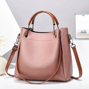 Sac seau élégant en cuir mauve avec poignées marron et bandoulière réglable