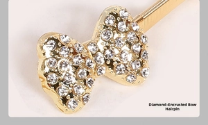 Gros plan détaillé d'une boucle de ceinture nœud avec strass sur un métal doré élastique