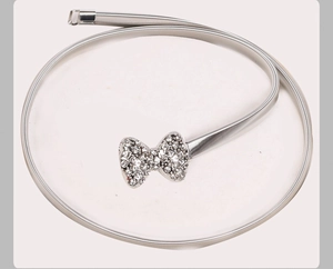 Vue détaillée de la ceinture élastique argentée avec nœud papillon en strass brillant