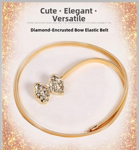 Vue détaillée d'une ceinture élastique dorée avec boucle nœud sertie de strass