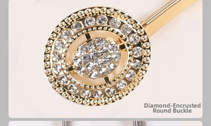 Détail d'une chaîne de taille dorée avec boucle ronde ornée de strass brillants