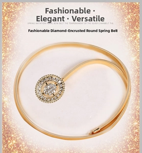 Détail de la ceinture à ressort dorée avec boucle ronde en strass brillants pour robes