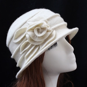 Elegant white wool felt fedora with 3D flower detail for women in a vintage style