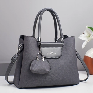 Détail du sac bandoulière gris en toile avec texture tissée et mini porte-monnaie