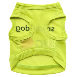 Gros plan d'un gilet pour animaux vert fluo en maille respirante avec étiquette de soin