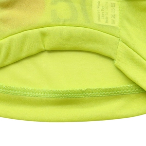 Détail du tissu en maille vert fluo montrant des coutures de qualité et une texture aérée
