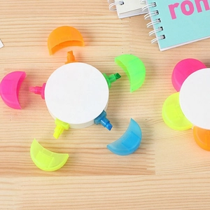 Flower-shaped five-color highlighter with petal nibs on light wood background