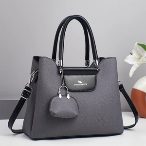 Sac fourre-tout en toile grise avec accents en cuir noir et mini pochette assortie