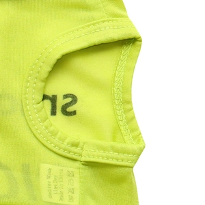 Gros plan du tissu tricoté vert fluo respirant avec détails de bordure à double couture