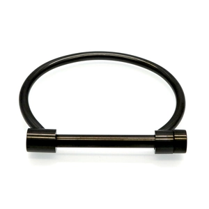 Détail d'un bracelet en acier titane noir en forme de U avec des boucles cylindriques