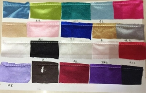 Dettaglio di 20 campioni di tessuto in raso colorato per guanti da sera e cosplay personalizzati