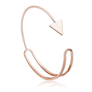 Dettaglio del bracciale rigido oro rosa con triangolo geometrico e struttura a doppia guida