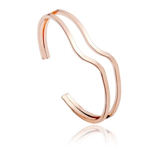 Dettaglio del bracciale rigido aperto a doppio strato ondulato in oro rosa su fondo bianco