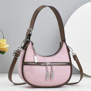 Sac hobo tissé rose avec bandoulière en cuir marron foncé et finitions métalliques