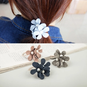 Detailansicht der elastischen Haargummis mit doppeltem Blumendesign und Imitationsperlen