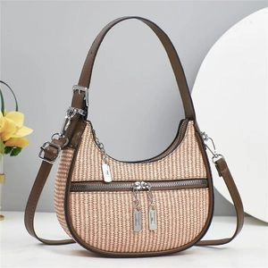 Sac hobo en paille avec garniture en cuir marron et détails métalliques élégants