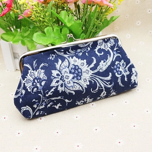 Detailansicht der dunkelblauen Blumen-Geldbörse mit Vintage-Metallverschluss