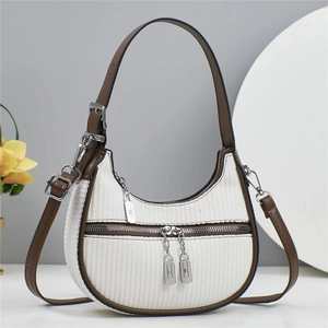 Sac croissant blanc tissé chic avec finitions en cuir brun et zips argentés
