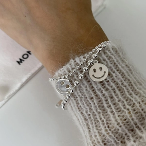 S925 Sterlingsilber Perlenarmband mit hohlen Smiley-Anhängern am Handgelenk