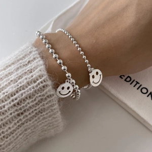Zweiteiliges Set minimalistischer 925er Silberperlen-Armbänder mit Smiley-Anhängern