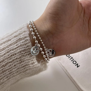 Minimalistisches 925 Sterling Silber Perlenarmband-Set mit Smiley-Anhänger am Handgelenk