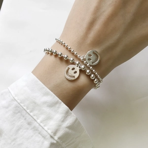 Minimalistisches S925 Sterling Silber Perlenarmband-Set mit hohlen Smiley-Anhängern