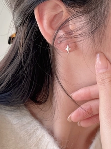 Mannequin portant une boucle d'oreille étoile en argent sterling 925 minimaliste