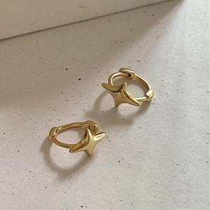 Boucles d'oreilles créoles étoile en argent 925 doré avec design étoile à quatre branches