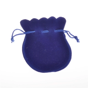 Nahaufnahme des tiefblauen Schmuckbeutels aus Samt mit Kordelzug und gewelltem Rand